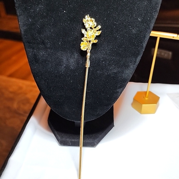 Gold Floral Hair Styling Stick - Picture 1 of 4